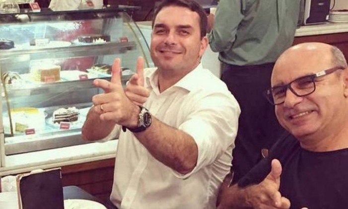 Flávio Bolsonaro e Queiroz em campanha Foto: Arquivo pessoal