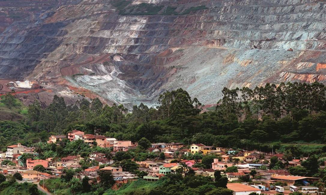 Desde a década de 40, com a fundação da Vale, Itabira depende da exploração de minério de ferro. Hoje, cerca de 14 mil dos 100 mil habitantes da cidade vivem em áreas que podem ser atingidas rapidamente pela lama das barragens. Foto: Michel Filho / Agência O Globo