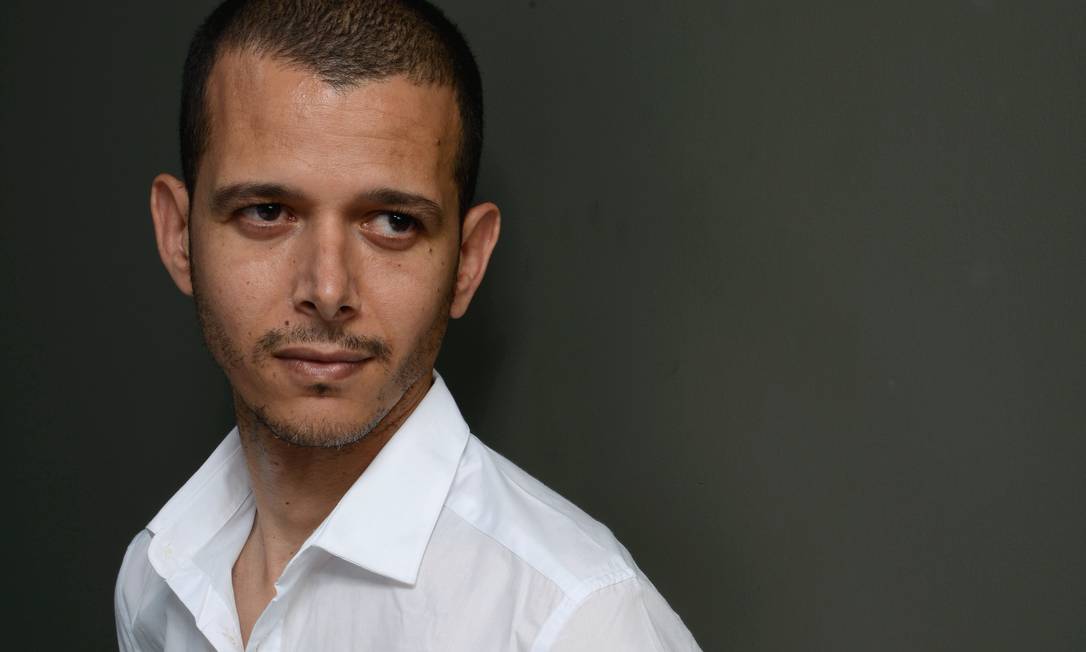 “Quando eu voltar ao Brasil, vou ter aprendido português de tanto copiar as letras das canções de Agepê”, disse o escritor e cineasta marroquino Abdellah Taïa. Foto: Larry Busacca / Getty Images