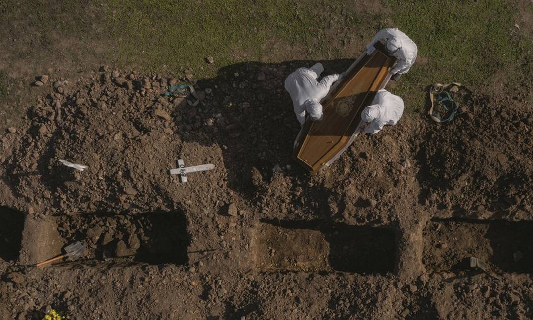 O Cemitério do Caju, no Rio de Janeiro, onde estão sendo feitas covas rasas para enterrar os mortos da Covid-19 Foto: Gabriel Monteiro / Agência O Globo