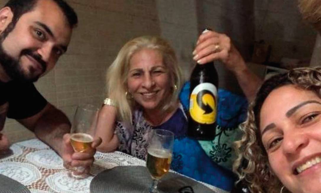 O advogado Luis Gustavo Botto Maia, envolvido na ocultação de Queiroz, Raimunda Veras, mãe do matador Adriano da Nóbrega, e Márcia, reunidos em um restaurante. Foto: Reprodução