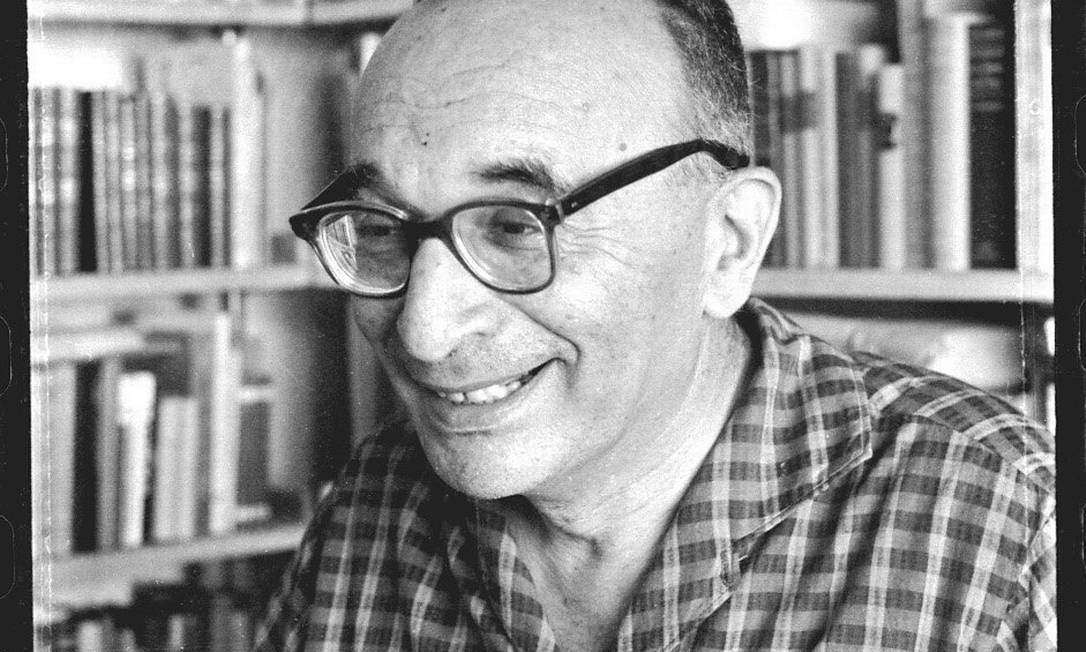 Paulo Rónai em sua biblioteca, em 1965 Foto: divulgação