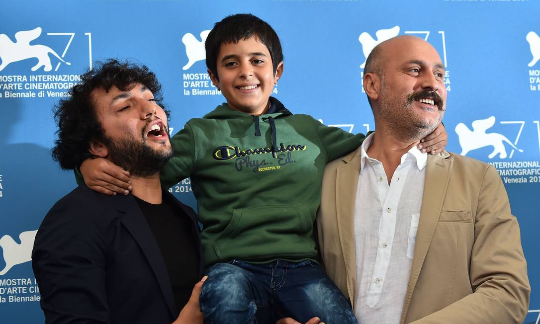
O diretor turco Kaan Mujdeci ao lado dos atores Dogan Izci (centro) e Muttalip Mujdeci (esquerda).
Foto:
GABRIEL BOUYS
/
AFP
