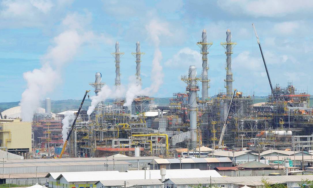 
Refinaria Abreu e Lima, em Ipojuca (PE), é uma das oito colocadas à venda pela Petrobras
Foto:
Hans von Manteuffel
/
O Globo
