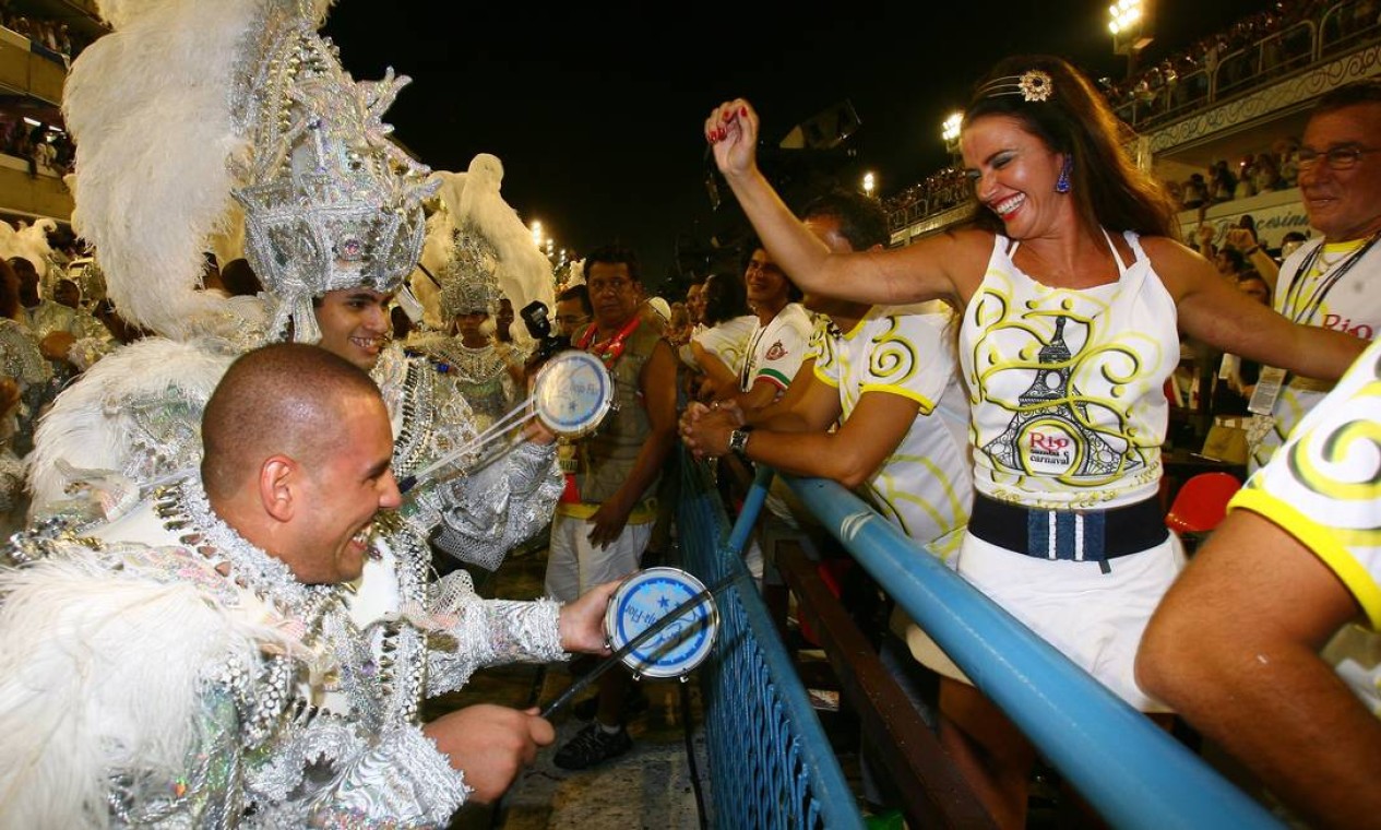 Luma de Oliveira samba na frisa do Rio Samba e Carnaval, em 2009 Foto: Marcos Ramos / Agência O Globo