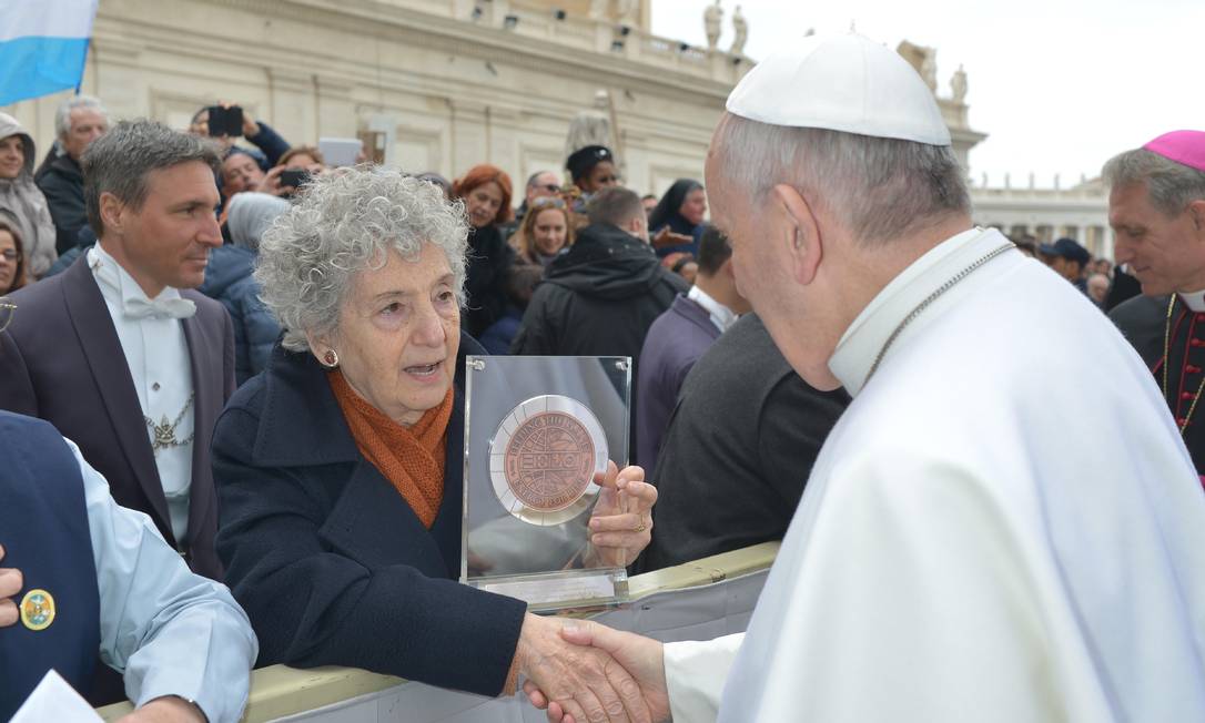 
Diante de quase 12 mil fiéis presentes, Papa disse que a pessoa de idade avançada não é um marciano
Foto:
-
/
AFP
