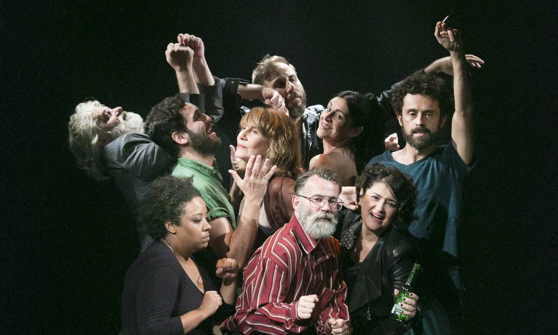 
Renata Sorrah (ao centro) divide o palco com oito atores em ‘Krum’
Foto:
Daniela Dacorso
