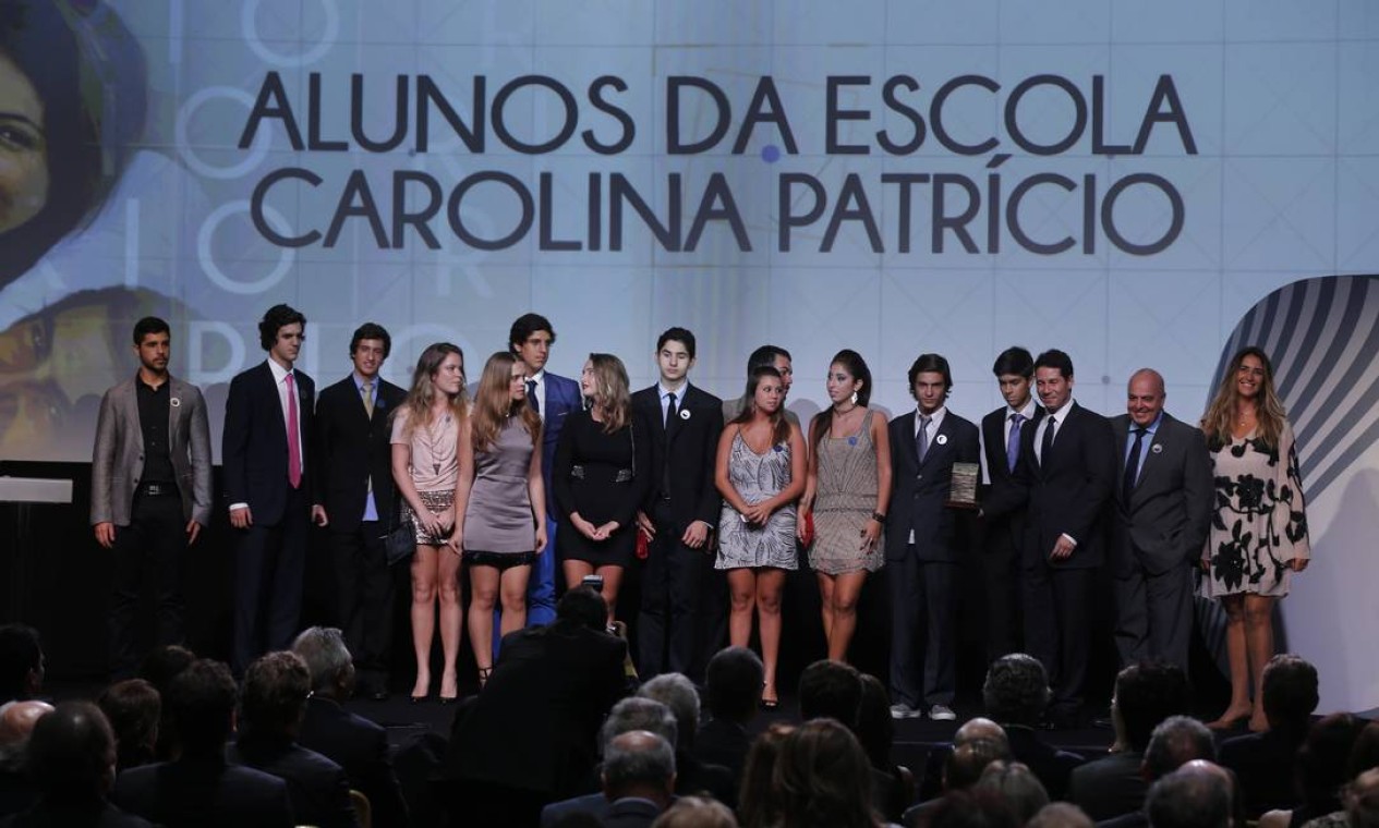 Os alunos da Escola Carolina Patrício recebem o prêmio na categoria Rio, do editor de Rio, Rolland Gianotti, e do chefe da Sucursal do GLOBO em São Paulo, Luiz Novaes Foto: Alexandre Cassiano / Agência O Globo