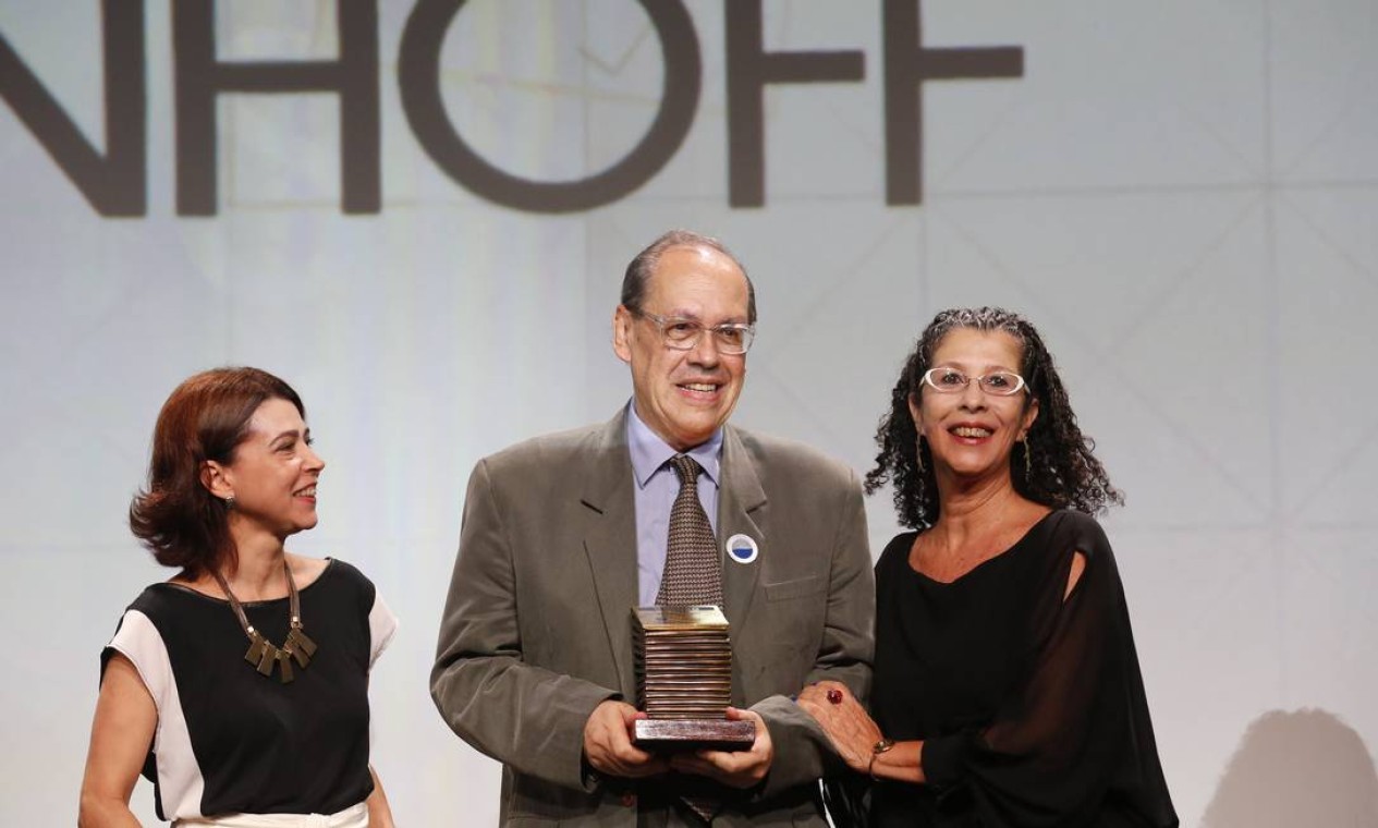 Paulo Herkenhoff, diretor artístico do MAR e indicado pelo Segundo Caderno na área de Artes Visuais, recebe o troféu de Léa Cristina, editora do Boa Viagem, e Manya Millen, editora Prosa & Verso Foto: Pablo Jacob / Pablo Jacob