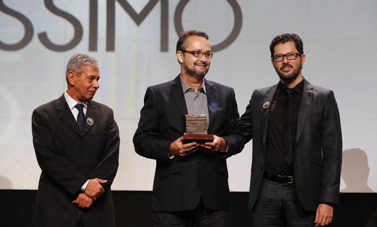 Na categoria Sustentabilidade, Adalberto Veríssimo, engenheiro agrônomo que comanda ONG Imazon, recebe o troféu do colunista José Casado e de Rubens Paiva, editor de Arte Foto: Pablo Jacob / Pablo Jacob