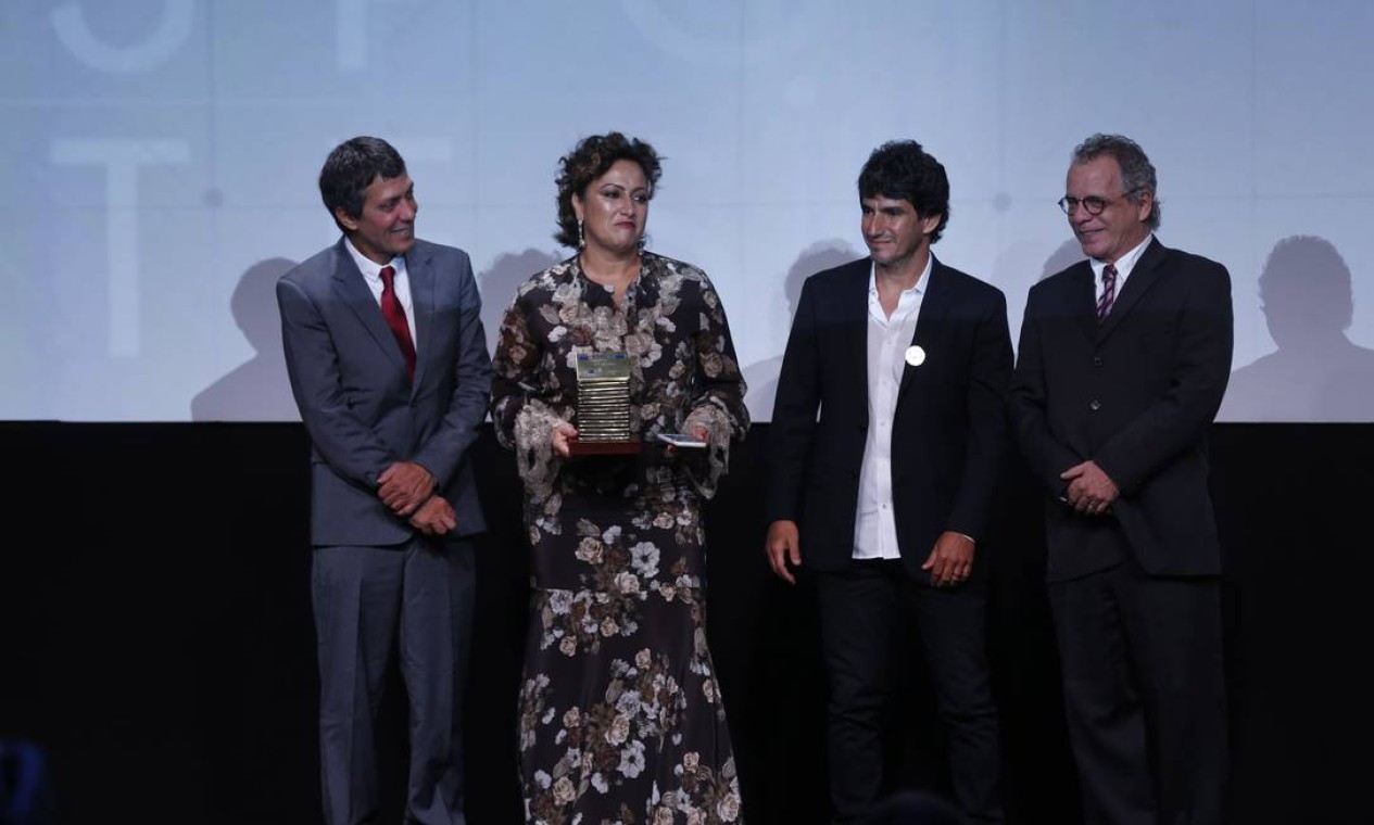 A mãe e o padrasto de Gabriel Medina representam o filho, recebendo o troféu do editor de Esportes, Marceu Vieira, e de Mario toledo, editor de Qualificação e Treinamento Foto: Alexandre Cassiano / Agência O Globo