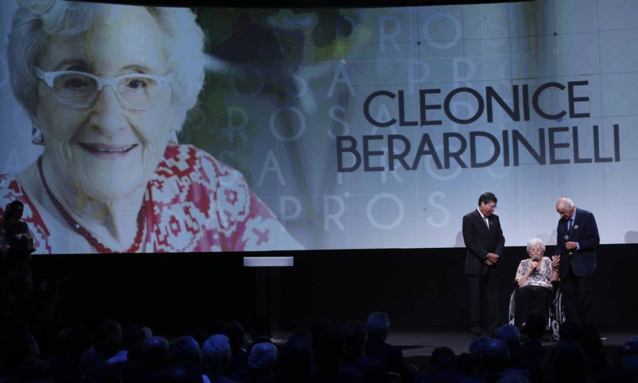 Os colunistas Merval Pereira e Zuenir Ventura com Cleonice Berardinelli, uma das maiores especialistas do mundo na obra de Fernando Pessoa, indicada na categoria Prosa & Verso Foto: Alexandre Cassiano / Agência O Globo