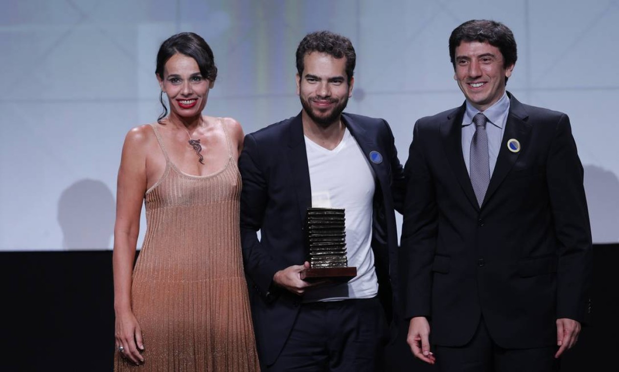 Artur Avila, primeiro brasileiro a receber a Medalha Fields, considerada o Nobel da Matemática, posa para foto com Ana Lúcia Azevedo, editora Globo a Mais, e Sérgio Fadul, chefe da sucursal do Globo em Brasília Foto: Alexandre Cassiano / Agência O Globo