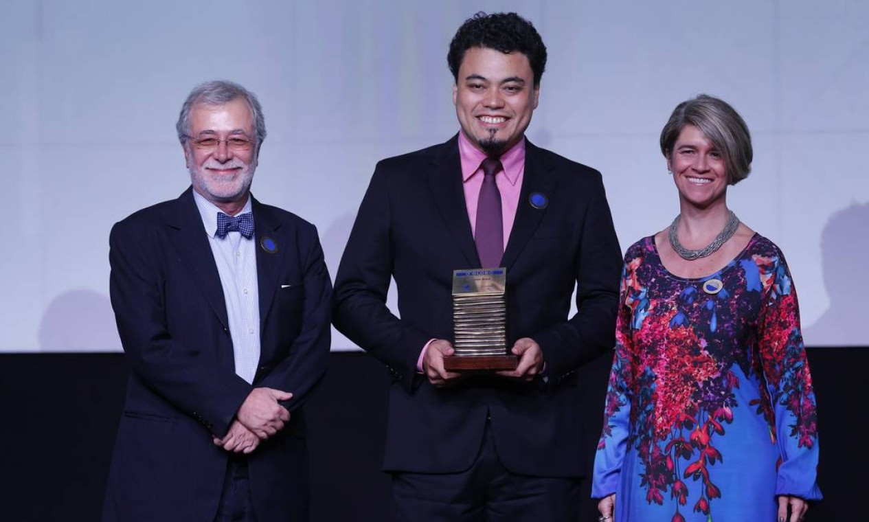 Leonardo Sakamoto, da ONG Repórter Brasil, com Maria Fernanda Delmas, editora de Economia, e George Vidor, colunista do GLOBO. Vencedor na categoria Economia Foto: Alexandre Cassiano / Agência O Globo