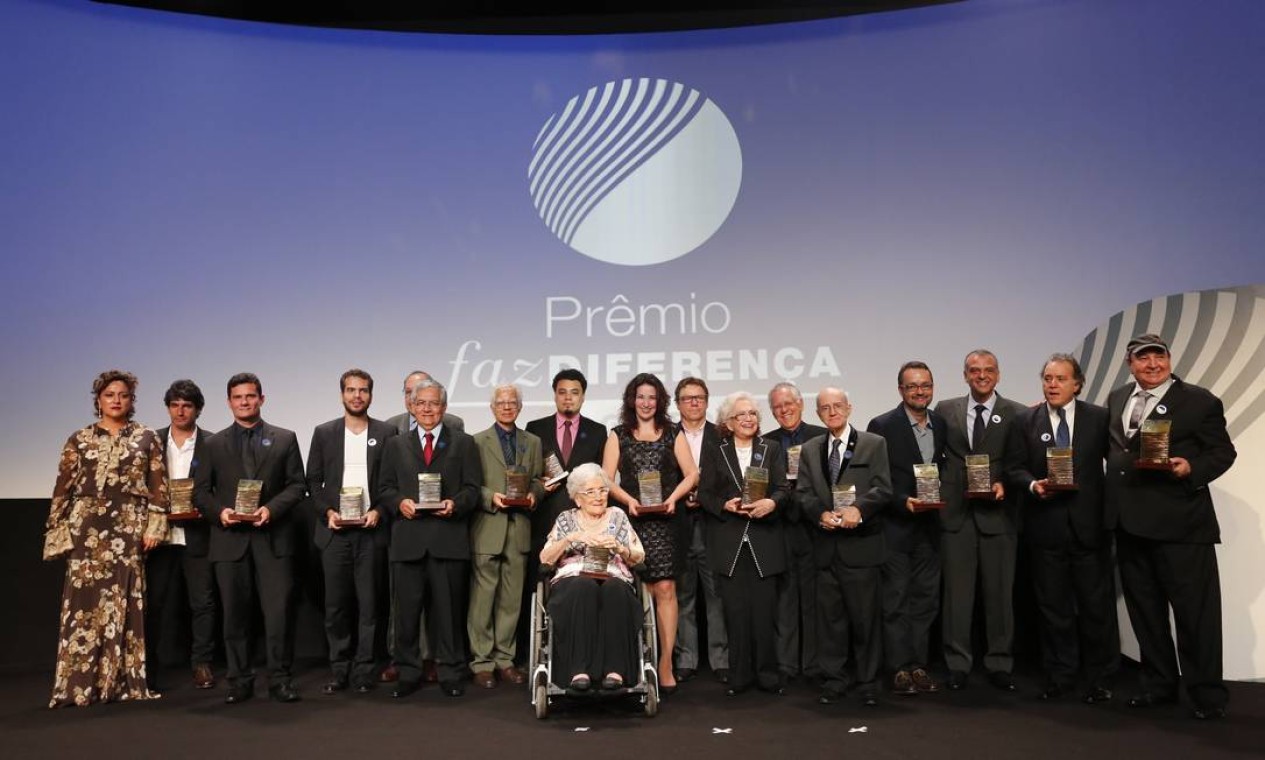 Os premiados do Faz Diferença posam para foto, no Copacabana Palace, depois da cerimônia de entrega dos troféus na noite de quarta-feira Foto: Pablo Jacob / Pablo Jacob