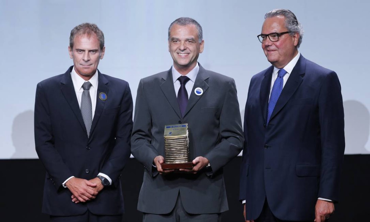 A empresa GE Celma, com Júlio Talon à frente, foi premiada na categoria Economia: Desenvolvimento do Rio. O representante da companhia recebeu o prêmio de Marcello Moraes, diretor-geral da Infoglobo, e Eduardo Eugênio Gouvea Vieira, presidente do Sistema Firjan Foto: Alexandre Cassiano / Agência O Globo