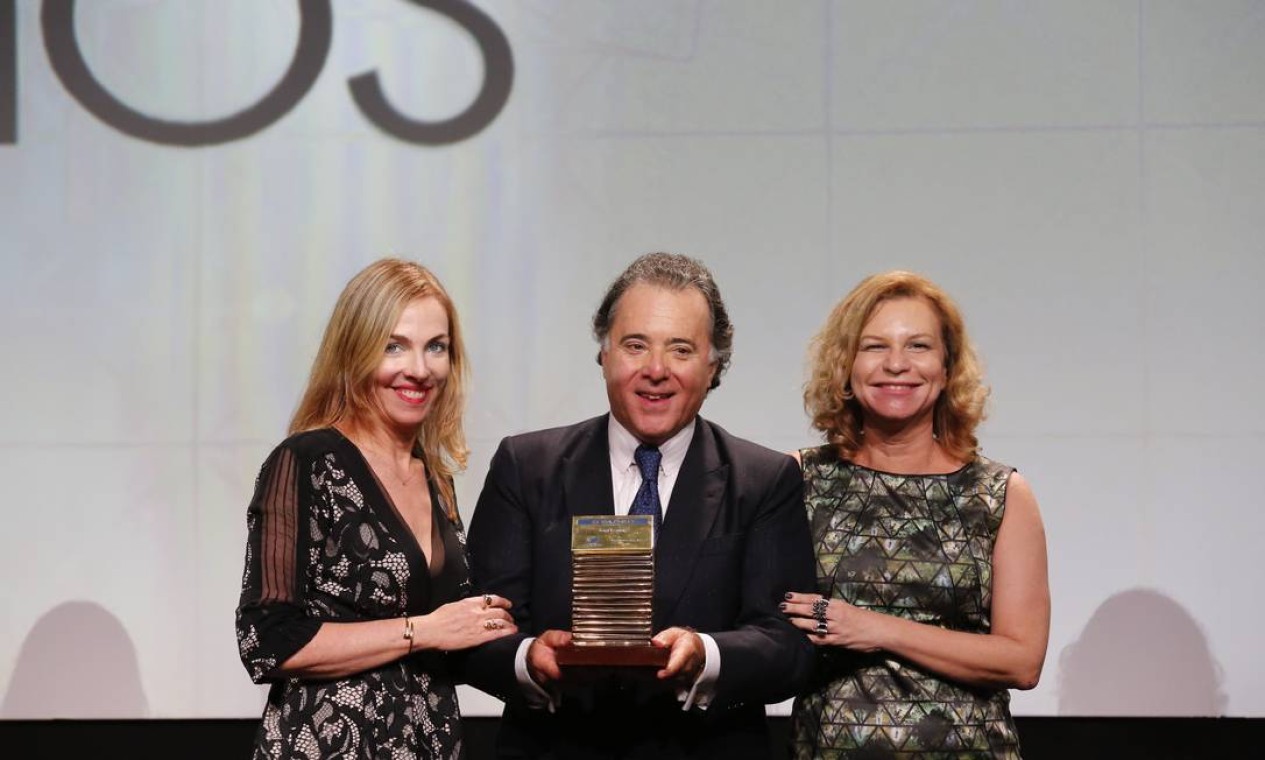 Tony Ramos, premiado na categoria Revista da TV, entre a editora da publicação, Valquíria Daher, e Patricia Kogut, colunista do GLOBO Foto: Pablo Jacob / Pablo Jacob