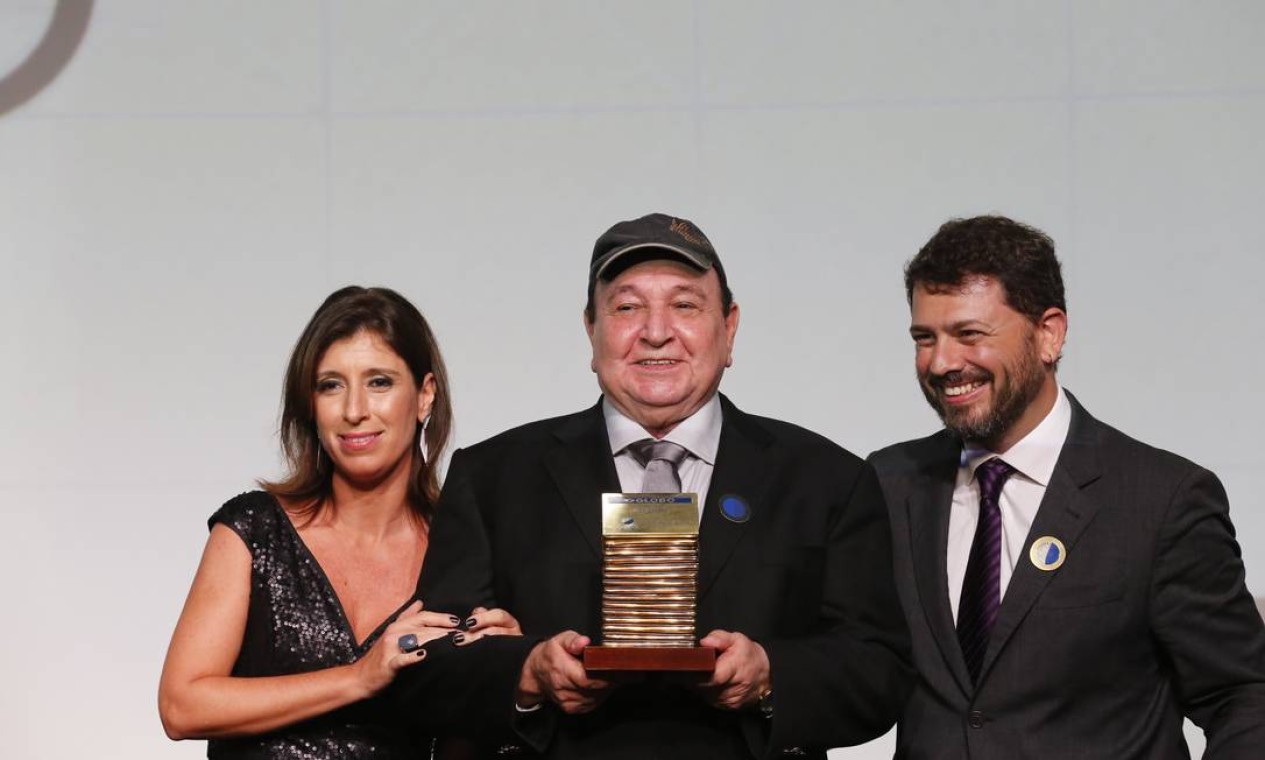 João Donato, cantor, arranjador e pianista que completou 80 anos em 2014, foi indicado pela Revista O GLOBO. A editora da publicação, Gabriela Goulart, e Pedro Dória, editor executivo, entregaram o prêmio Foto: Pablo Jacob / Pablo Jacob