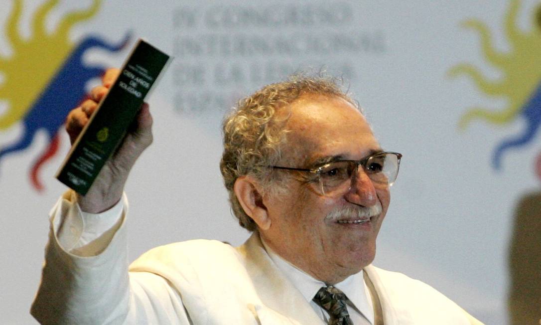 
O escritor colombiano Gabriel García Marquéz com uma edição especial de “Cem anos de solidão” durante um congresso de literatura em Cartagena, em 2007.
Foto:
Fernando Vergara
/
(AP Photo/Fernando Vergara)
