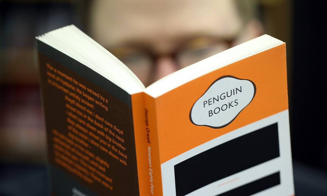 
Leitor segura exemplar de George Orwell publicado pela Penguin
Foto:
Chris Ratcliffe
/
Bloomberg

