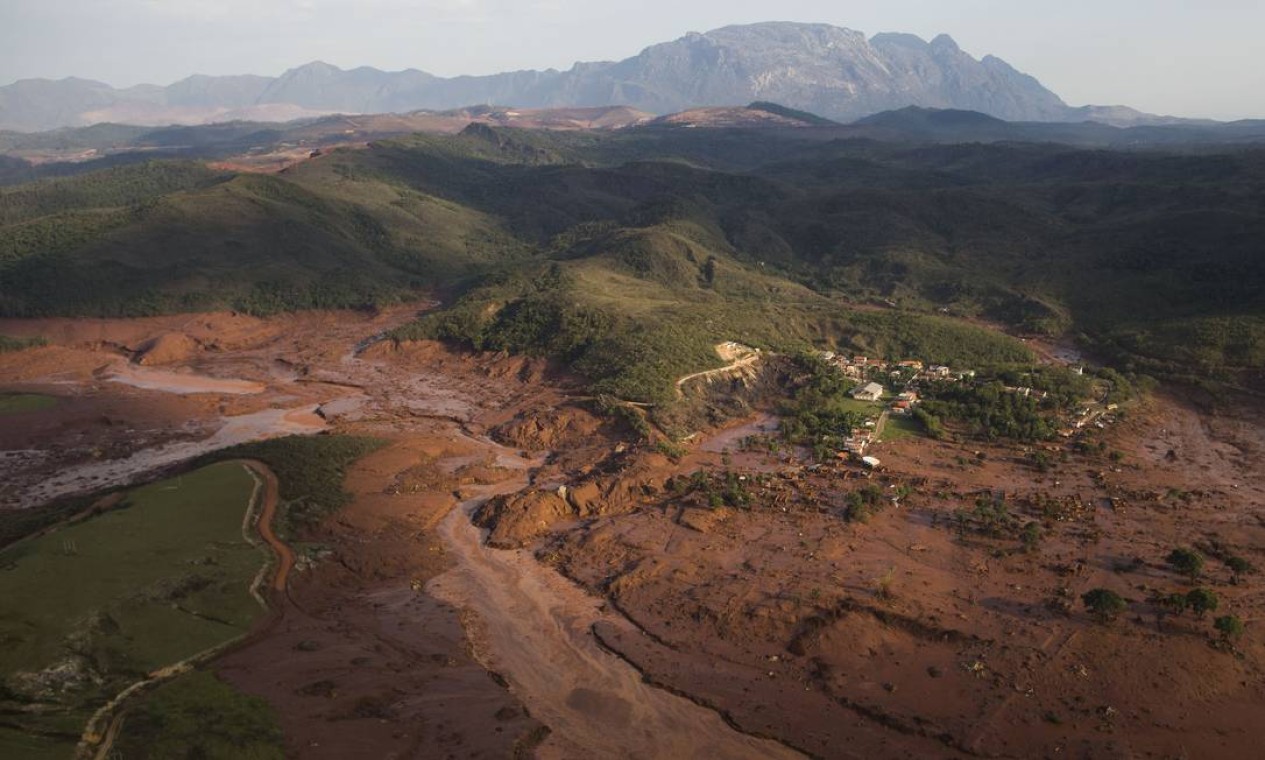 Imagem aérea mostra a destruição provocada pelo rompimento de duas barrages com rejeitos de mineração no distrito de Bento Rodrigues, em Mariana Foto: Felipe Dana / AP