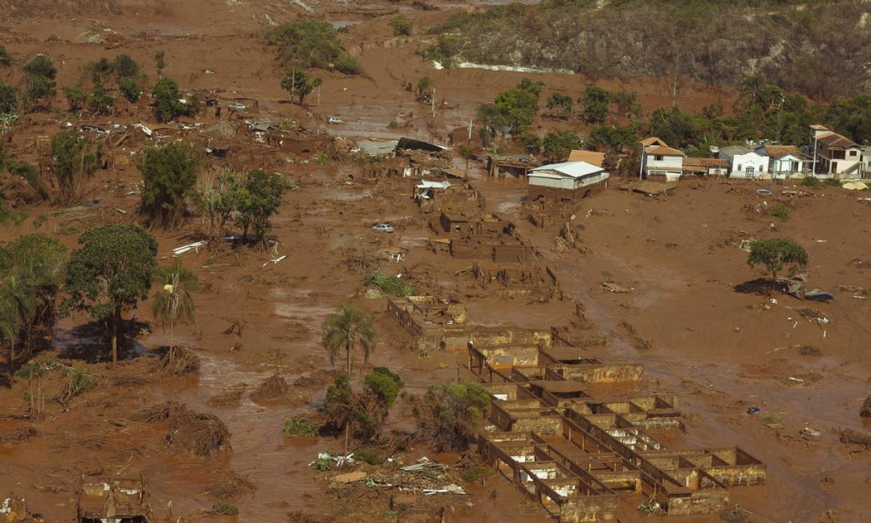 Vista parcial do distrito de Bento Rodrigues atingido pela enxurrada de lama provocada pelo rompimento das barragens de Fundão e Santarém, em Mariana Foto: Daniel Marenco / Agência O Globo