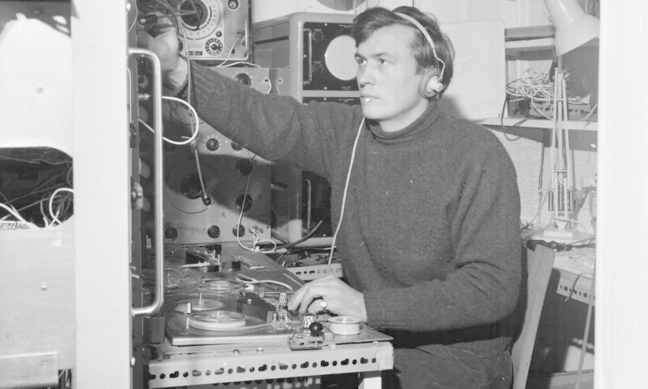 Peter Zinovieff, compositor e inventor do sintetizador portátil que mudou a música pop, morreu após sofrer uma queda em casa. Foto: Kaye / Getty Images