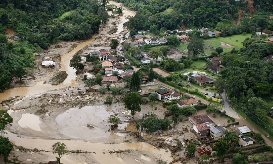 Devastação. Do alto, a vista da devastação na região de Itaipava, em Petrópolis: casas sumiram num mar de lama
Foto: Domingos Peixoto 12/01/2011 / Agência O Globo