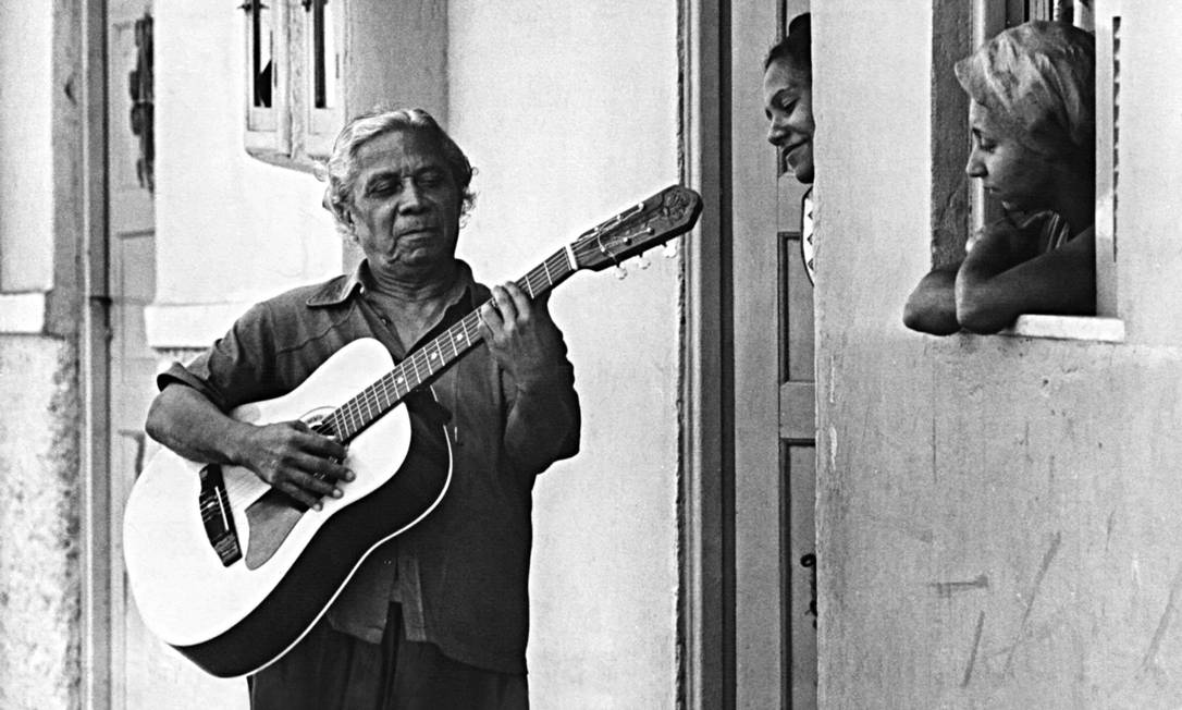 Talento. Nelson Cavaquinho toca para duas mulheres: entre suas obras-primas estão 'Folhas secas' e 'A flor e o espinho' Foto: José Vidal /26-10-1976