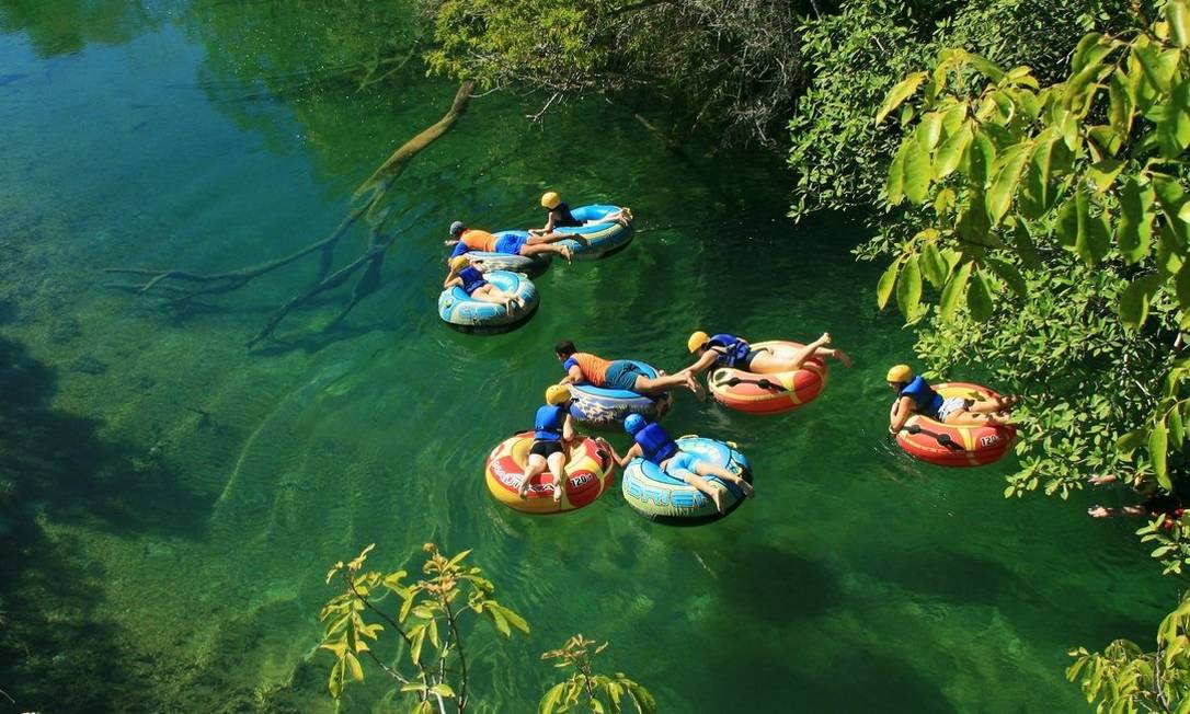 Turistas fazem boia-cross em Bonito, no Mato Grosso do Sul: Azul retomou voo para a cidade em dezembro Foto: Divulgação