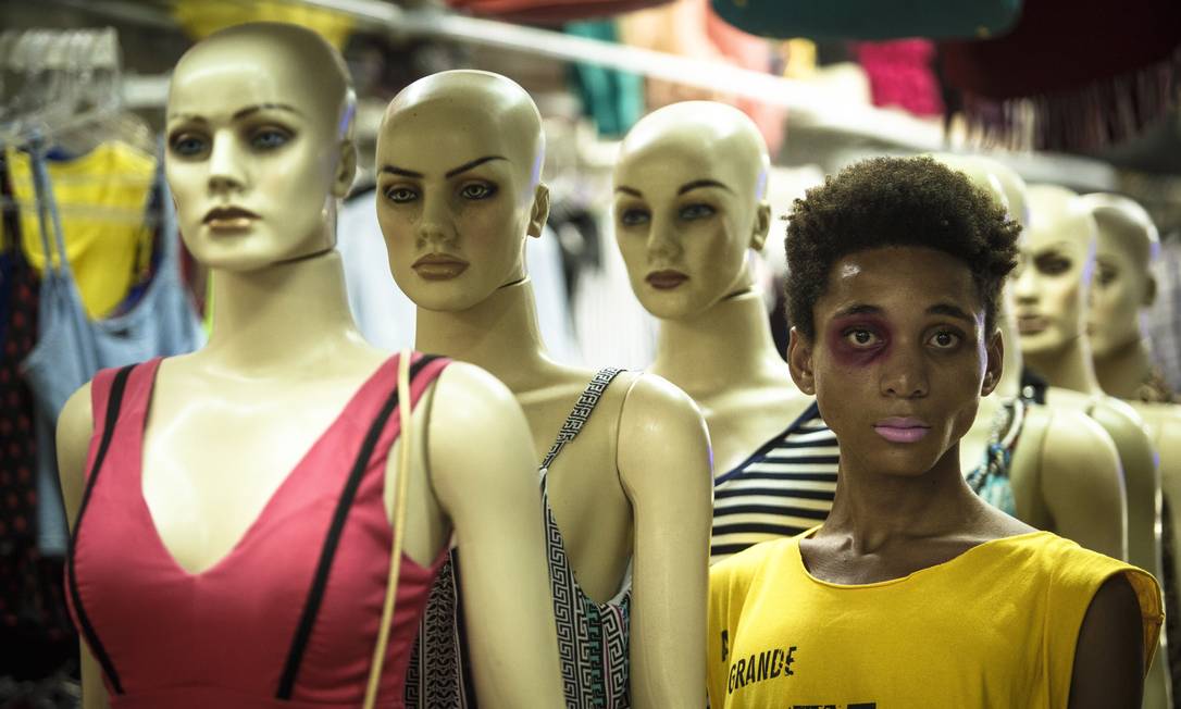 
“Juntei ‘black’ com ‘diva’ e pus um ípsilon. Minha persona negra e diva, uma diva da favela”, diz Blackyva, performer da Rocinha
Foto:
Fernando Lemos
/
Agência O Globo
