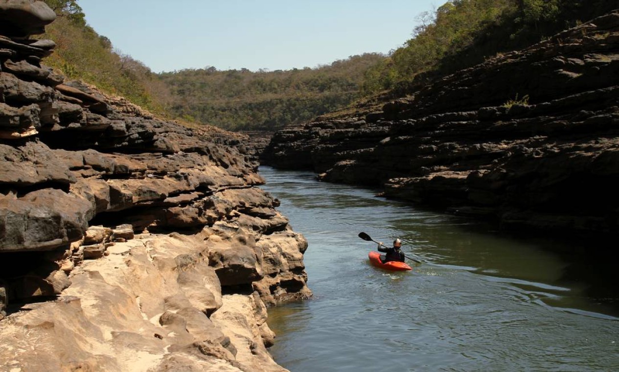 Em pontos como na região de Baliza, o rio corre entre cânions estreitos, onde são explorados por turistas mais aventureiros em caiaques Foto: Eduardo Vessoni