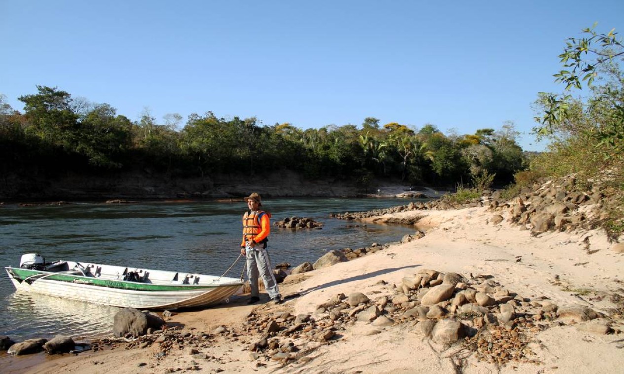 Seu Carrijo, de 60 anos, foi garimpeiro e hoje vive guiando turistas em passeios pelo Rio Araguaia Foto: Eduardo Vessoni