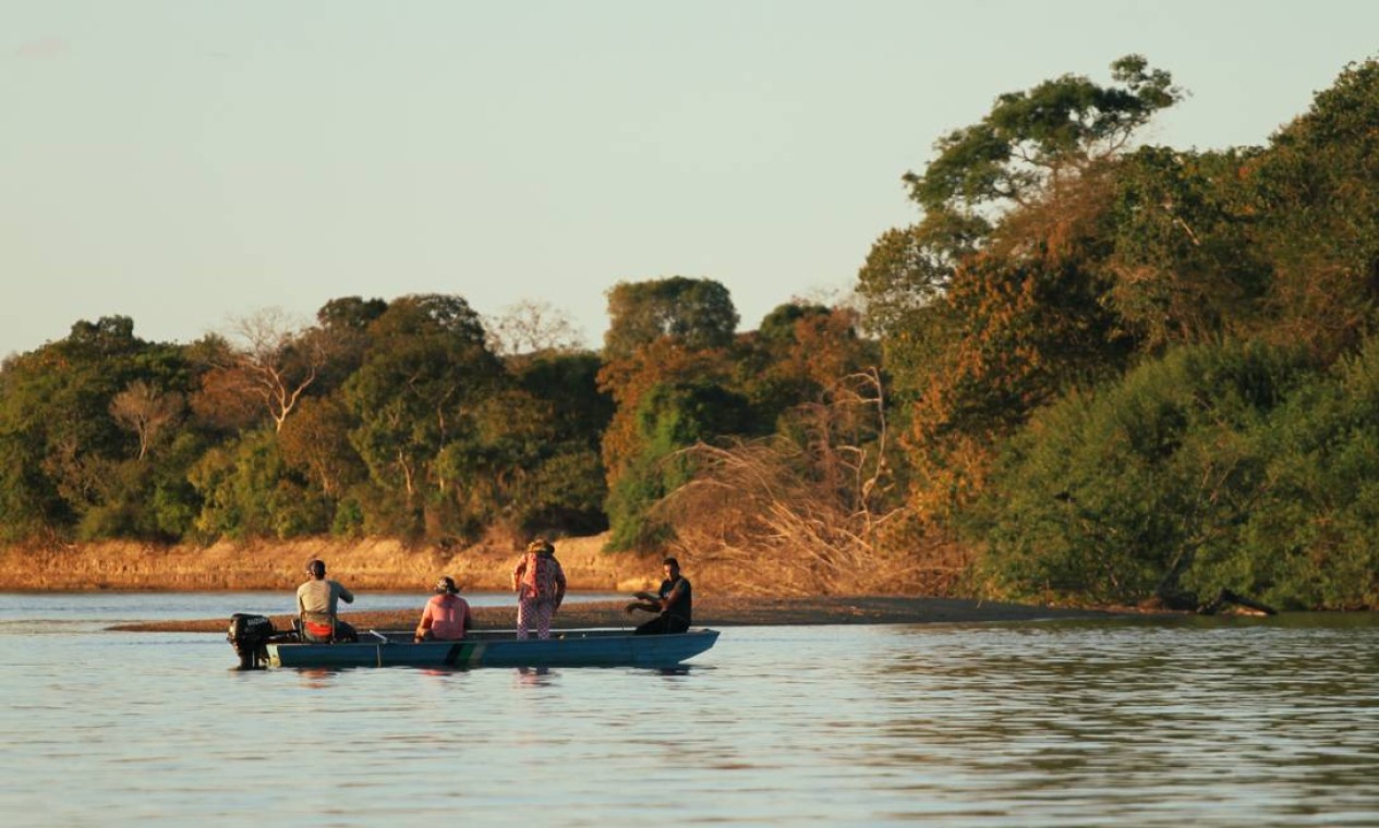 Numa canoa, turistas aproveitam a tarde de pescaria na região de Luiz Alves. O Araguaia é considerado um dos rios mais piscosos do mundo Foto: Eduardo Vessoni