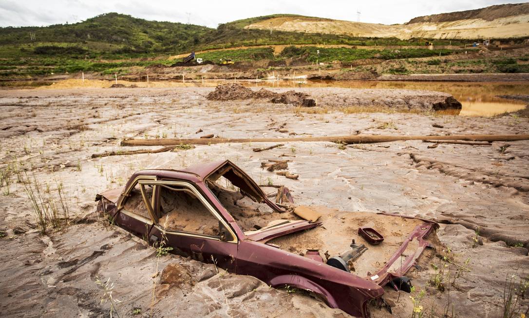 Carro continua tomado pela lama em Bento Rodrigues: outro distrito de Mariana no roteiro da onda de rejeitos de minério em novembro de 2015 Foto: Ana Branco / Agência O Globo