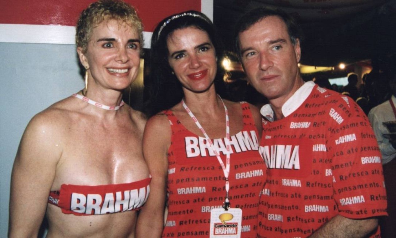 Em 2001, Eike freguenta o Camarote da Brahma com Luma de Oliveira (C) e sua irmã Isis (esq). Foto: Murillo Tinoco / Divulgação