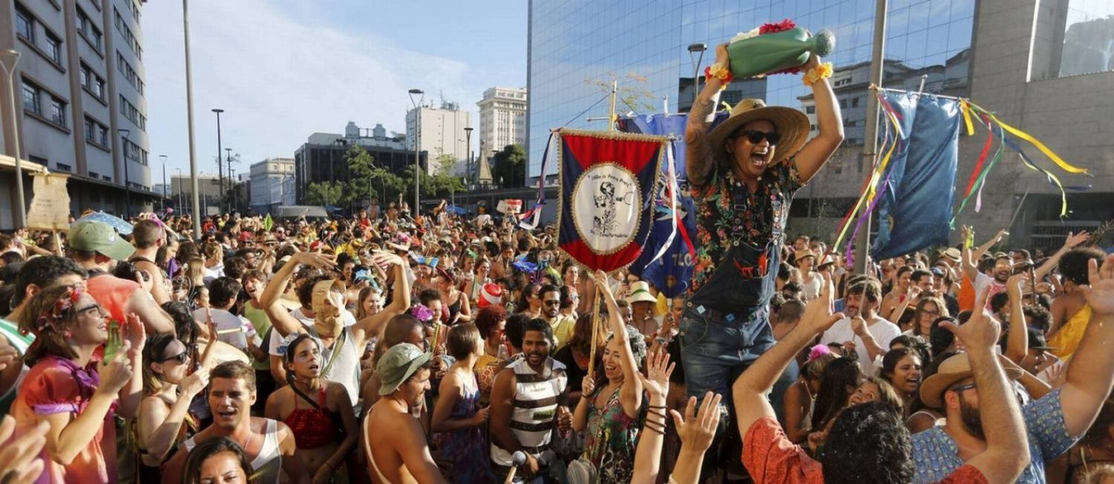 
Foliões em desfile de bloco no Rio
Foto:
/
Domingos Peixoto
