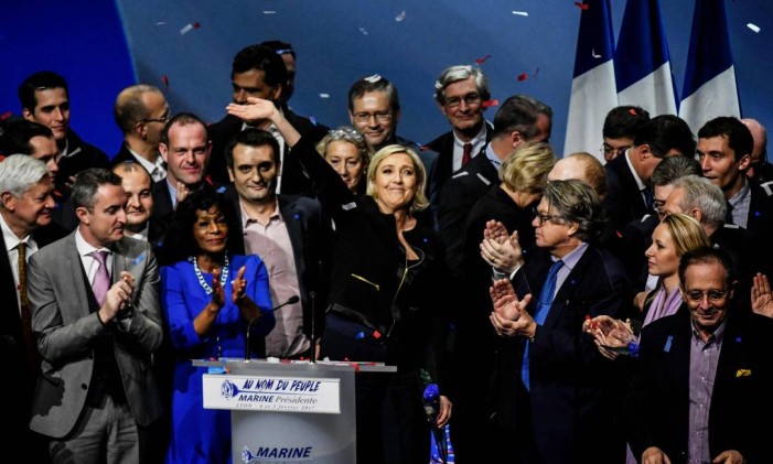 Marine Le Pen, líder da Frente Nacional, acena para o público em comício no qual se lançou candidata à presidência Foto: JEFF PACHOUD / AFP