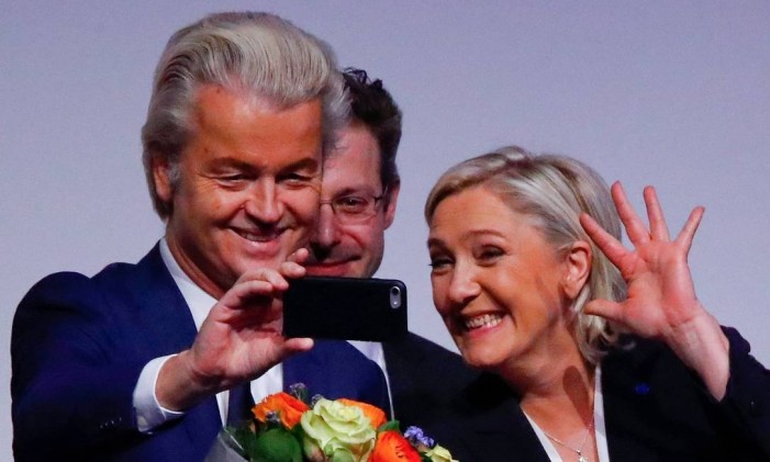 Wilders (à esquerda) e Le Pen fazem selfie durante encontro na Alemanha: ambos têm boas chances de serem eleitos Foto: REUTERS/21-1-2017