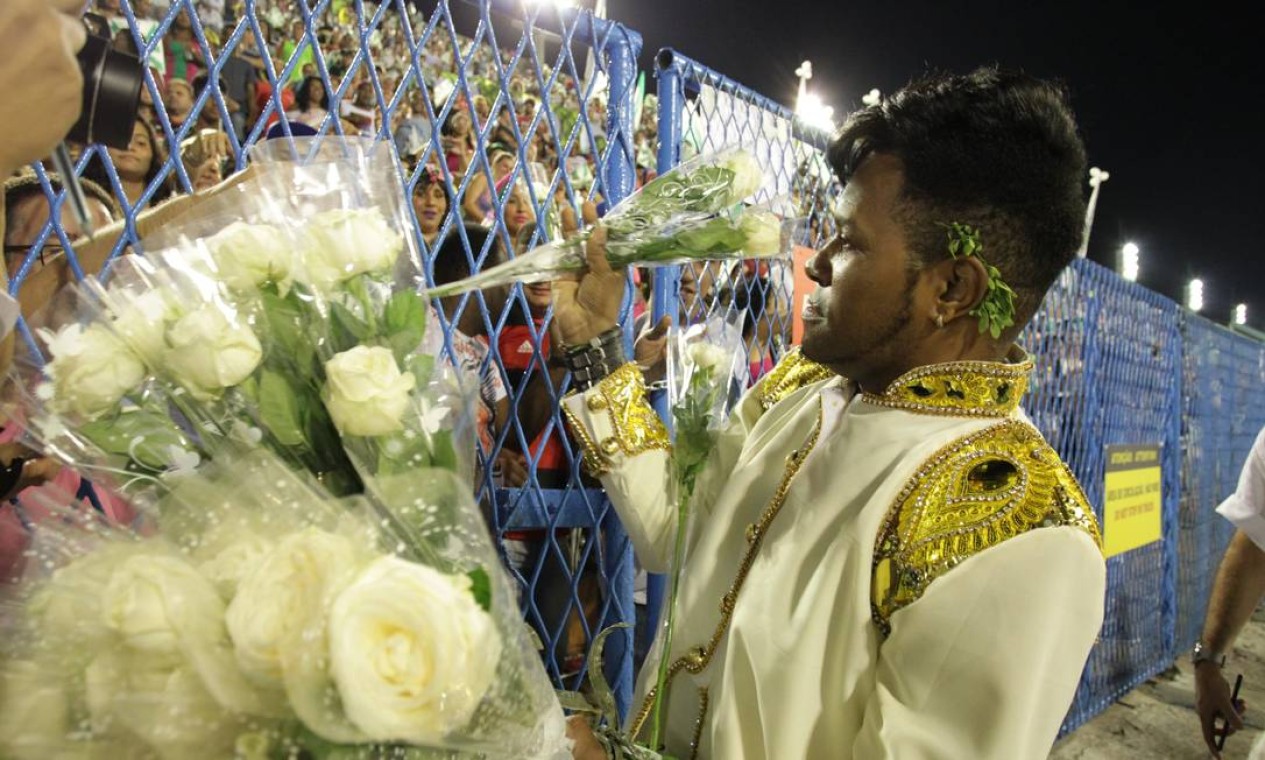 A estrela do desfile convocou o público a entrar no clima das “mil e uma noites de uma Mocidade pra lá de Marrakesh", como propõe o enredo. E a comunidade da Vila Vintém transcendeu fronteiras Foto: Marcelo Theobald / Agência O Globo