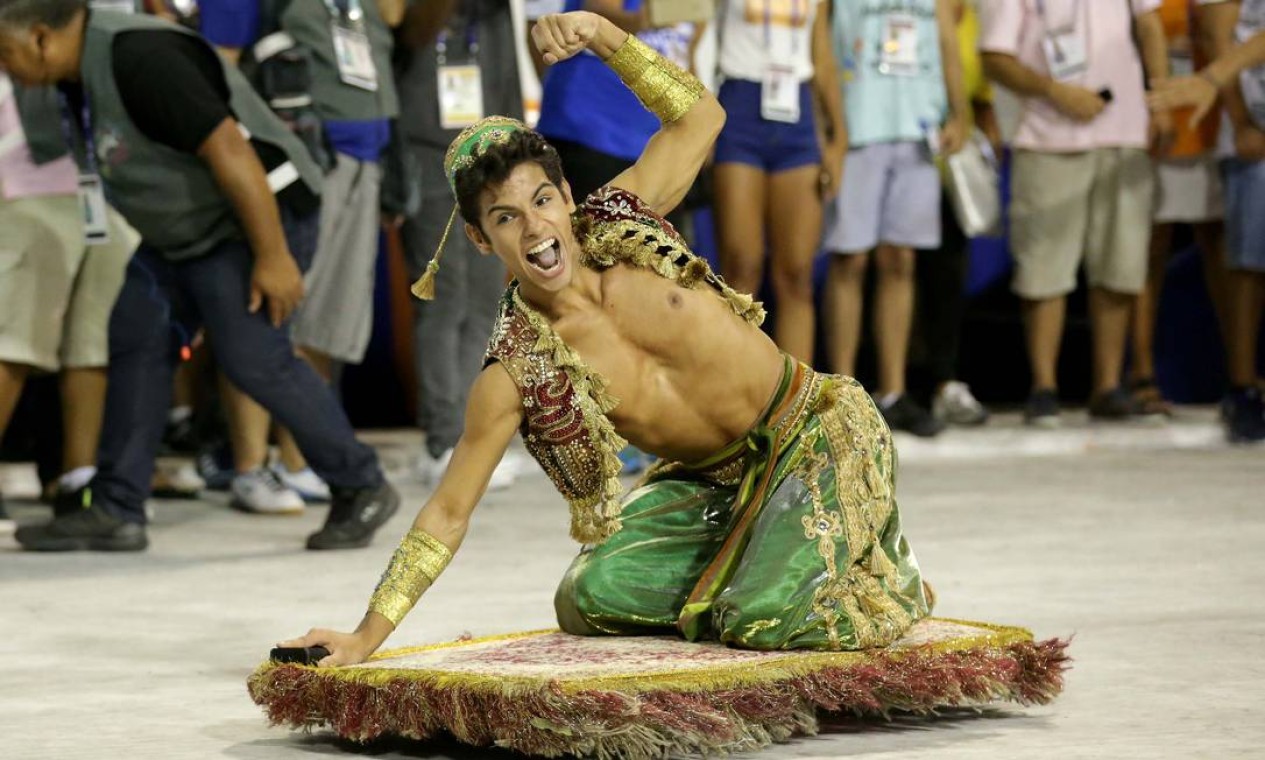 Uma caravana de beduínos abriu espaço na passarela do samba, com coreografias acrobáticas e outros tuques mágicos com bonecos. A apresentação contou com o convidado Giovanni Cabral, de 1,70m, o Aladim do solo Foto: Márcio Alves / Agência O Globo