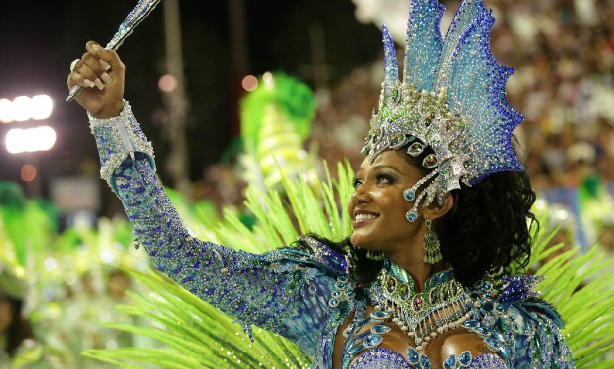 A escola foi pura animação desde o início, mas, não começou exatamente com o pé direito: dois de seus carros, grandalhões, empacaram e deixaram buraco no desfile. Provocou correria. Mas os componentes seguraram o sorriso no rosto; inclusive a rainha de bateria Camila Silva, que evocou Yemanjá Foto: Márcio Alves / Agência O Globo