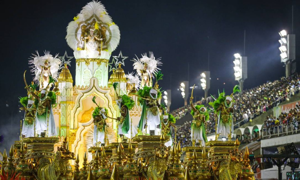 Tradições, saberes e sabores do Marrocos foram representados nas alegorias da Verde e Branca da Zona Oeste do Rio. O carro abre-alas mostrou um monumento erguido ao rei Mohamed V, na cidade de Rabat Foto: Pablo Jacob / Agência O Globo