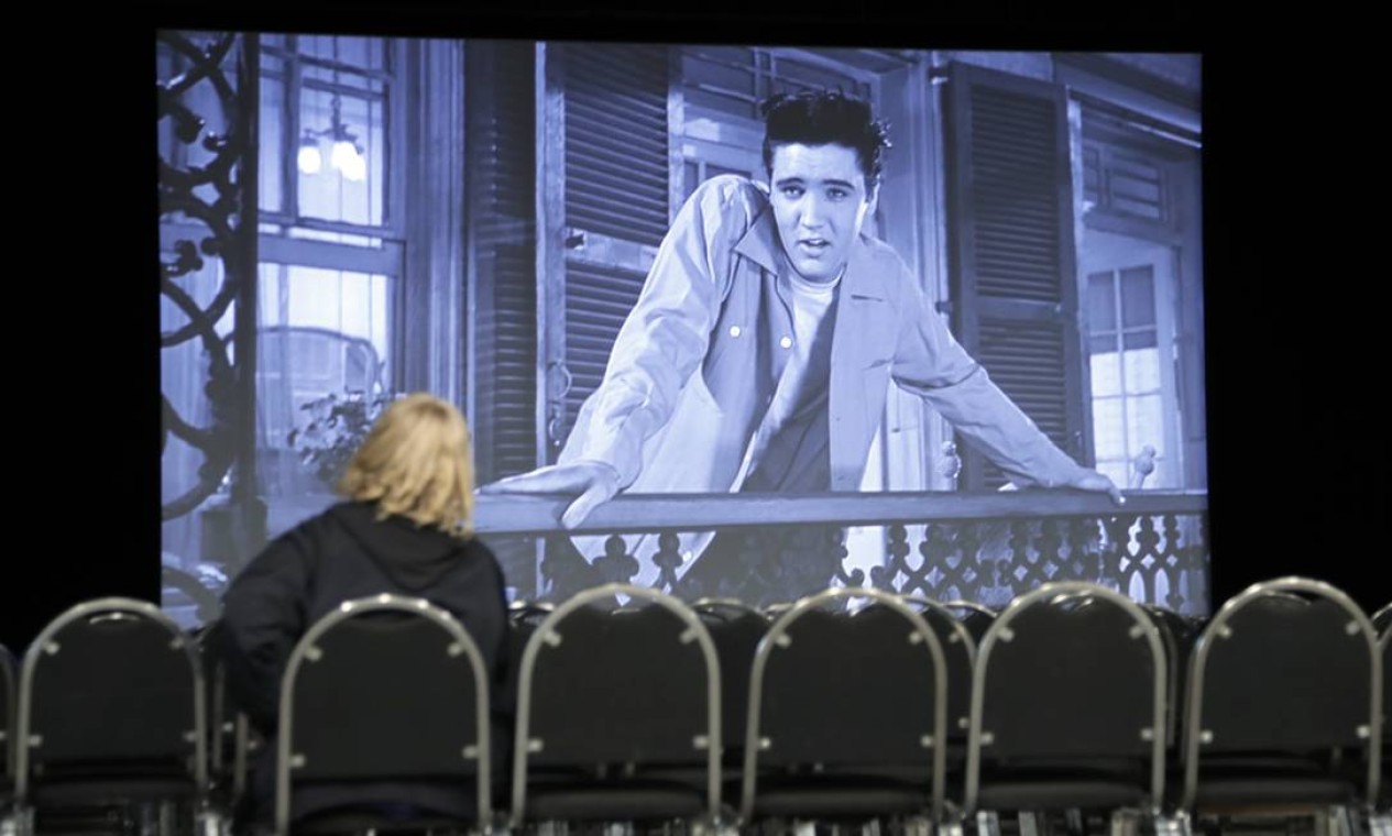 Mulher vê o filme "King Creole" no complexo de Memphis Foto: Mark Humphrey / AP