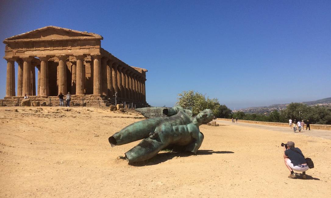 A estátua de bronze em frente a um templo grego de Agrigento, no Vale dos Templos, na Sicília Foto: Siobhan Starrs / AP