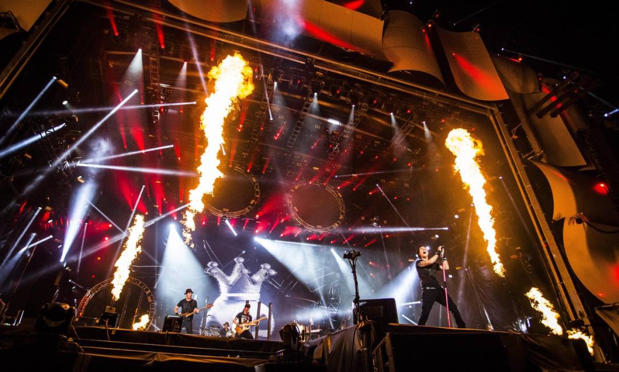 Banda abriu o Palco Mundo com clássicos e público acompanhou a setlist em coro. Pela sétima vez no Rock in Rio, Capital Inicial ainda mobiliza a plateia. Foto: Guito Moreto / Agência O Globo