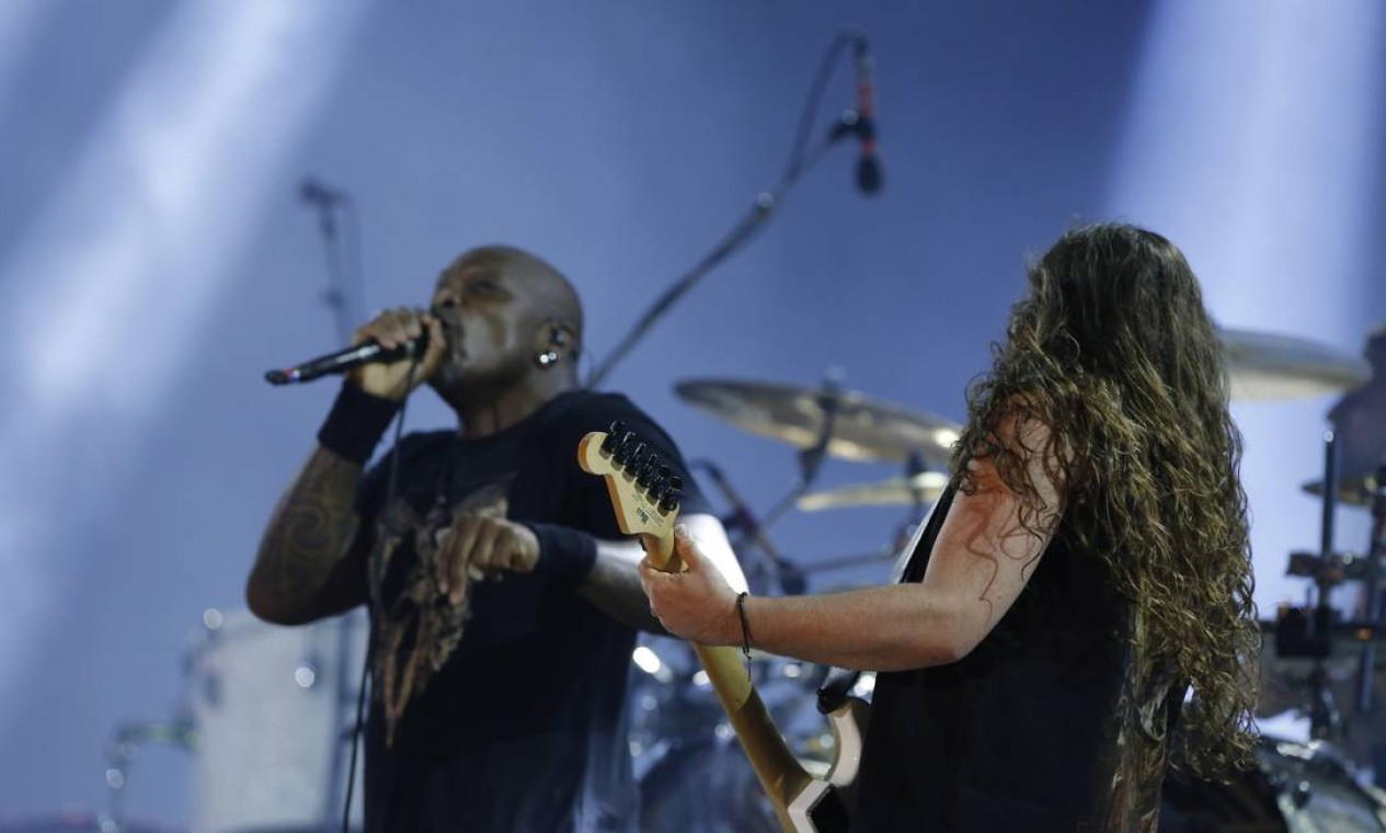 Com brutalidade renovada, o Sepultura, a maior banda brasileira da história do heavy metal, abriu sua apresentação no Sunset, tocando "I am the enemy", faixa do seu novo disco, "Machine messiah" Foto: Marcelo Theobald / Agência O Globo