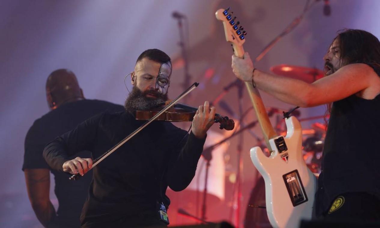 Com uma lista de parcerias inusitadas no currículo (Zé Ramalho e Tambours Du Bronx, por exemplo), o Sepultura convidou a Família Lima para participar do show Foto: Marcelo Theobald / Agência O Globo