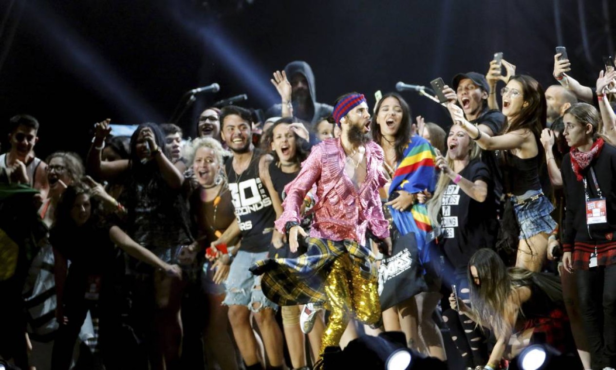 O show terminou com uma multidão de fãs no palco, ajudando a cantar 'Closer to the edge' Foto: O Globo