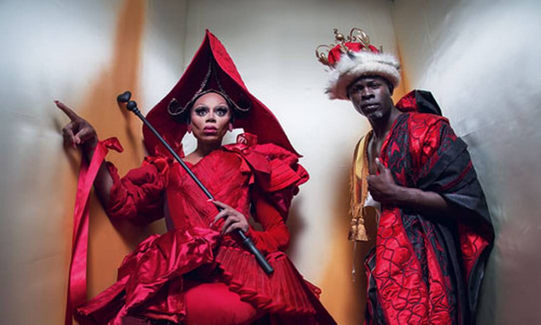 No Calendário Pirelli 2018, personalidades negras representaram o clássico infantil 'Alice no país das maravilhas'. Na foto, a drag queen RuPaul e o ator Djimon Hounsou Foto: Tim Walker